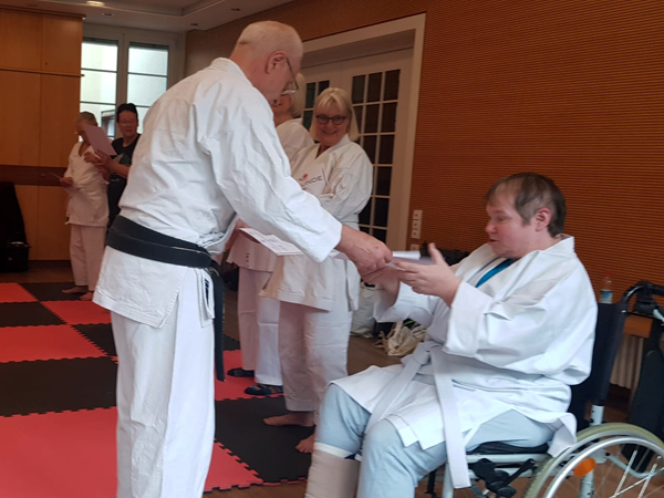 erfolgreiche Gürtelprüfungen der Karateka mit Handicap